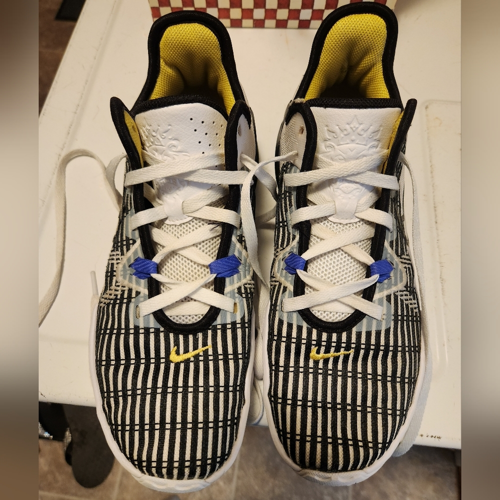 Nike LeBron Witness - Men's size 9